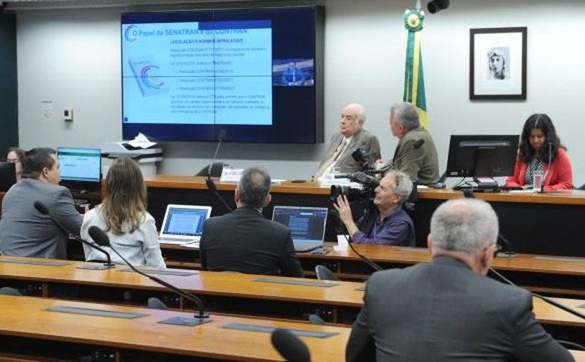 Debatedores defendem regras novas e específicas para carros autônomos