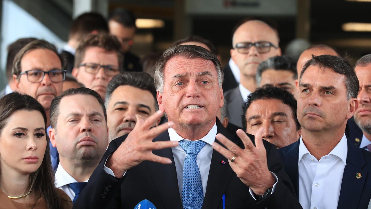 Bolsonaro declara paixão por Trump, apesar de americano negar amizade; aliados negam fuga para os EUA