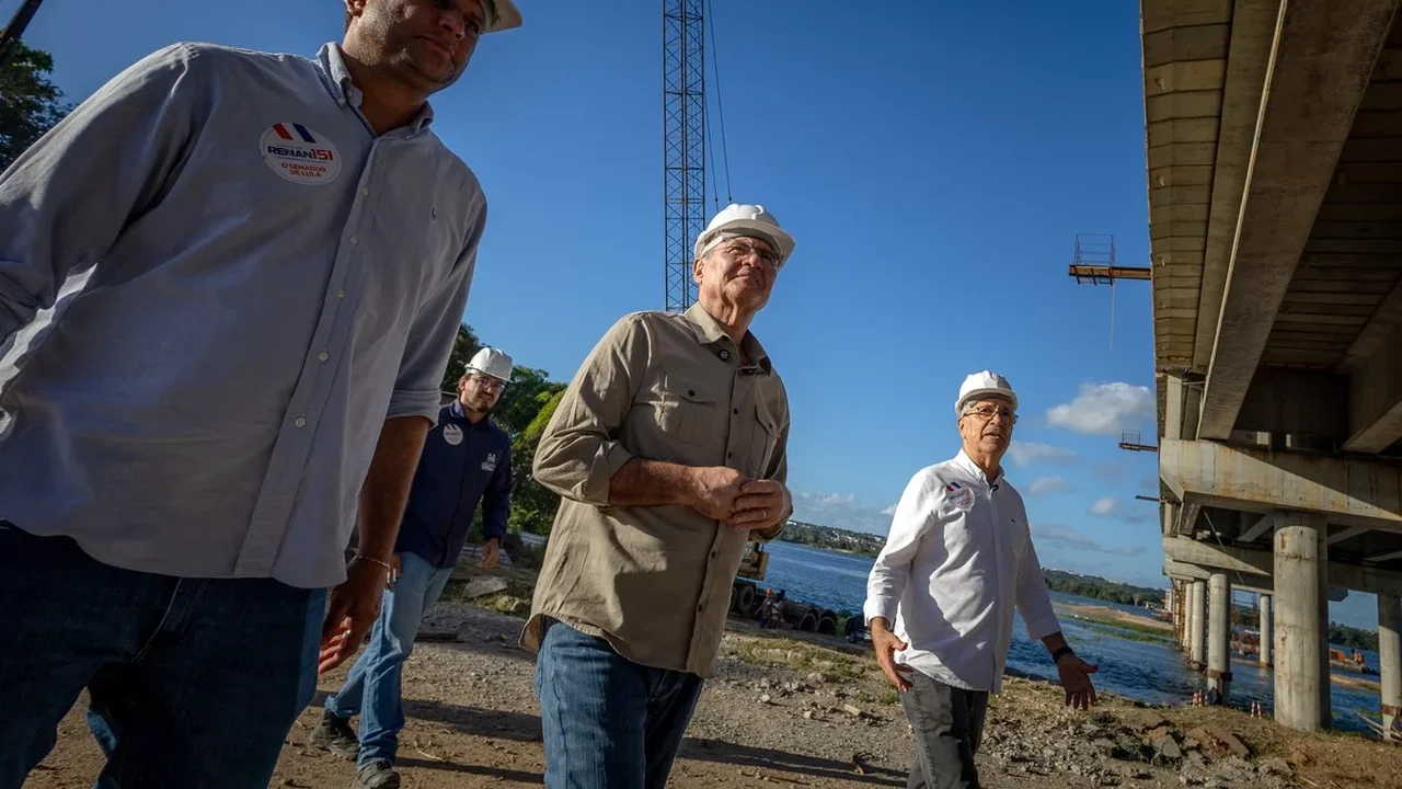 Senador Renan visita obras da ponte Penedo-Neópolis, um sonho de gerações que ajudou a virar realidade