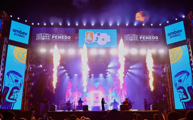 Arena Sinimbú recebe multidão na primeira noite de shows do Bom Jesus de Penedo