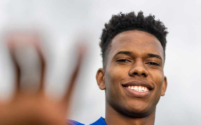 Maresca destaca maturidade de Estêvão e sinaliza jovem como possível titular no Chelsea