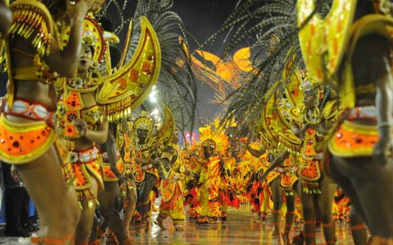 Chuva forte marca desfile das primeiras escolas do grupo especial na Sapucaí