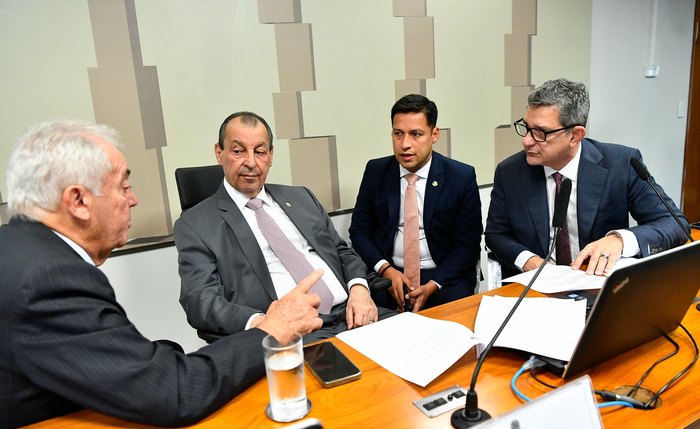 Senadores da CPI da Braskem durante reunião