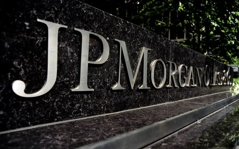 JPMorgan prevê gastos acima do esperado para 2026 e alerta para consumo fragilizado nos EUA