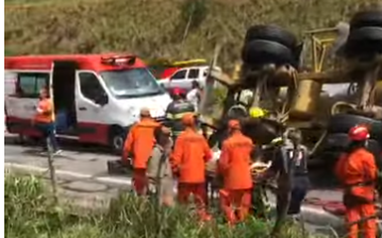 Vídeo feito pelo irmão de Lizianny mostra momento em que ela é resgatada no acidente que deixou dois mortos