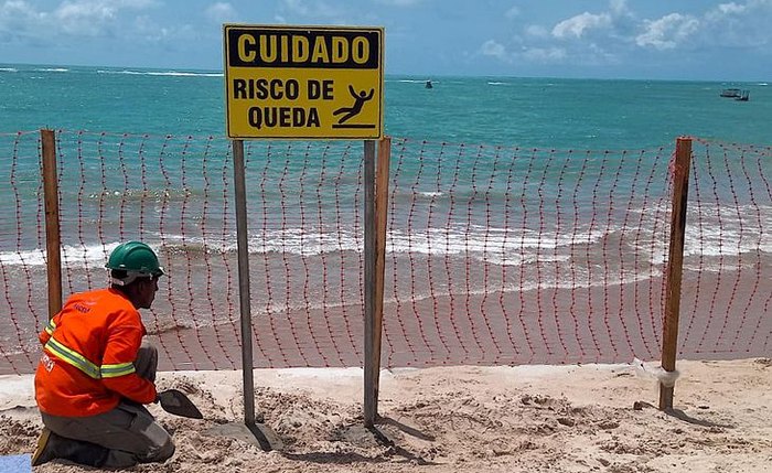 Redes de conteção e placas de alerta estão sendo colocadas ao longo da orla da Jatiúca em pontos de risco para acidentes Redes de conteção e placas de alerta estão sendo colocadas ao longo da orla da Jatiúca em pontos de risco para acidentes