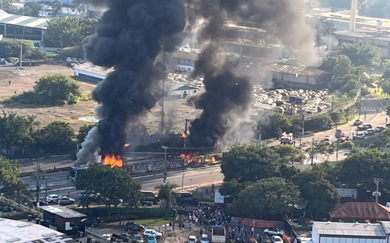 Avião derrubou poste antes de bater em ônibus e explodir no meio de avenida de SP