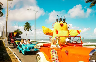 Desfile do Corso Carnavalesco e Pinto da Madrugada alegram orla marítima de Maceió 