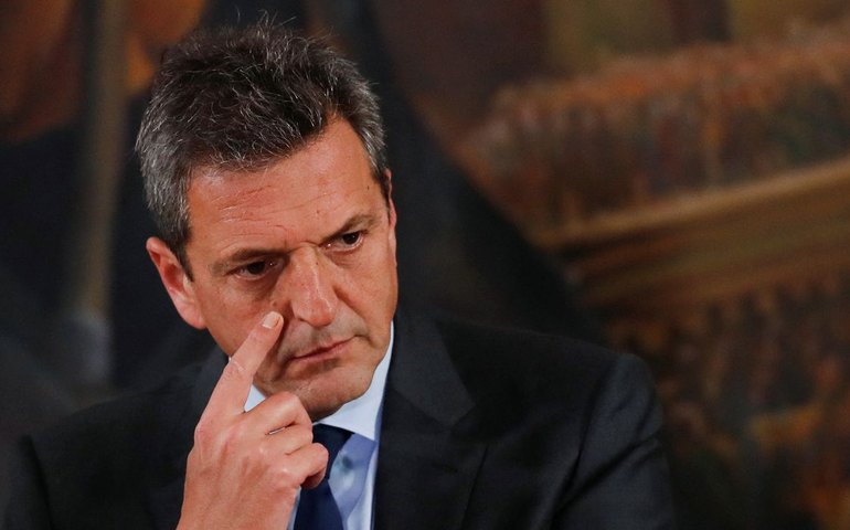 Massa pode renunciar ao ministério da Economia após reunião de Milei com Fernández