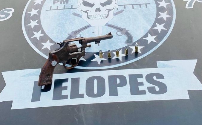 Uma das armas de fogo foi apreendida por equipes do 7º Batalhão, em Santana do Ipanema