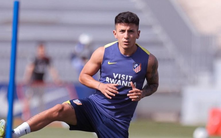 River Plate prepara investida para contratar ex-Botafogo Thiago Almada, diz jornal