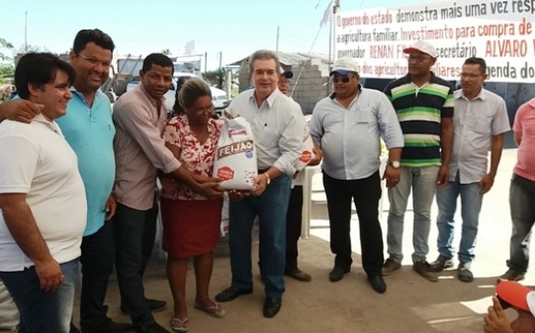 Assentamentos em Campo Alegre recebem sementes do governo