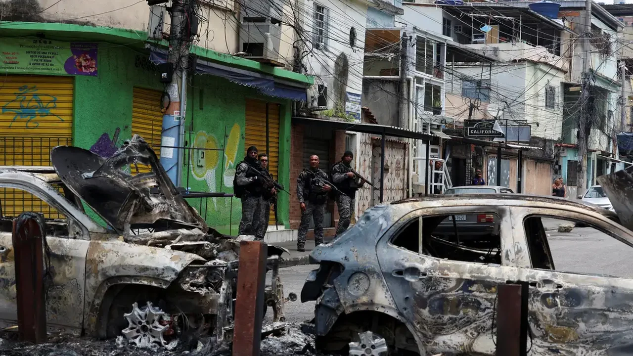 Após megaoperação, empresas e universidades suspendem atividades presenciais no Rio nesta quarta-feira