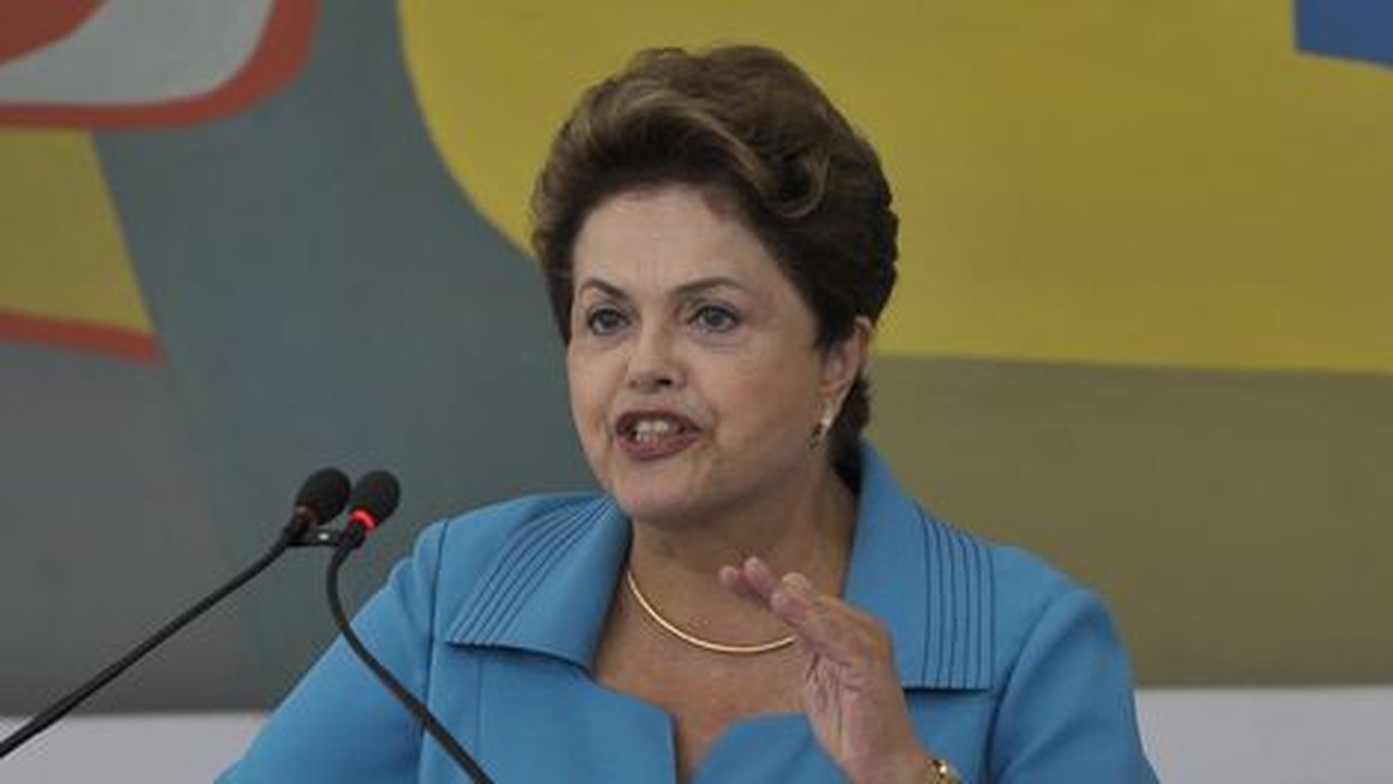 Seleção brasileira está acima da política, diz presidenta