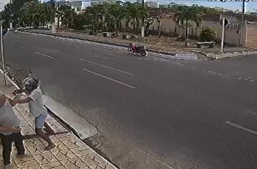 Homem é assaltado e covardemente ameaçado por motociclista no Village