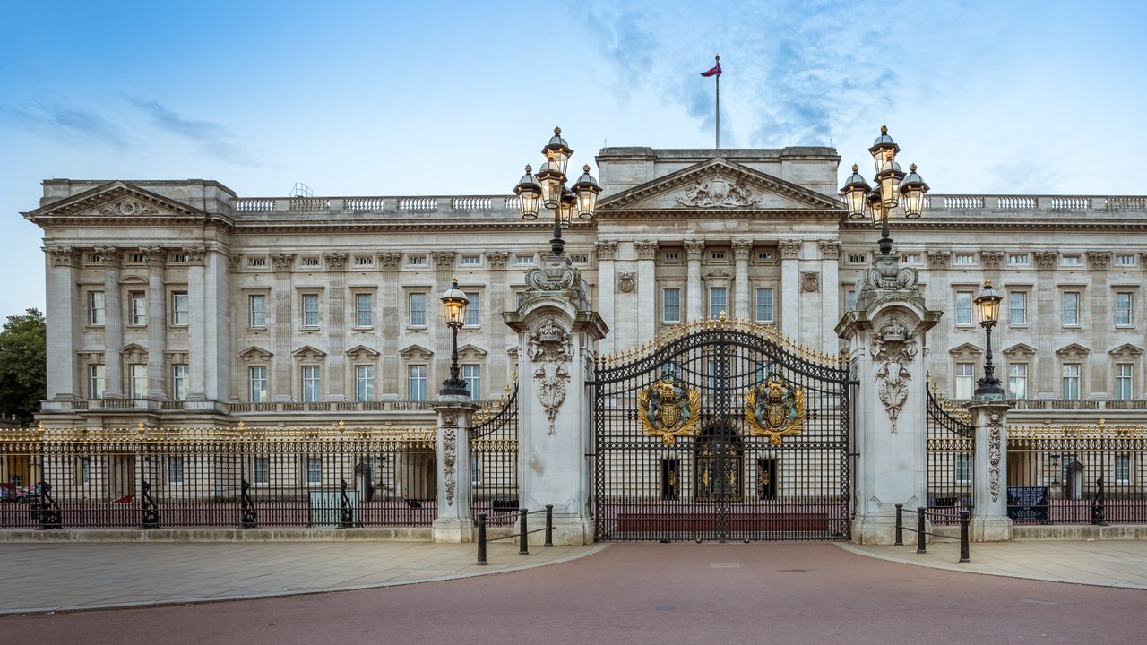 Palácio de Buckingham revela primeiro retrato oficial de rei Charles desde sua coroação