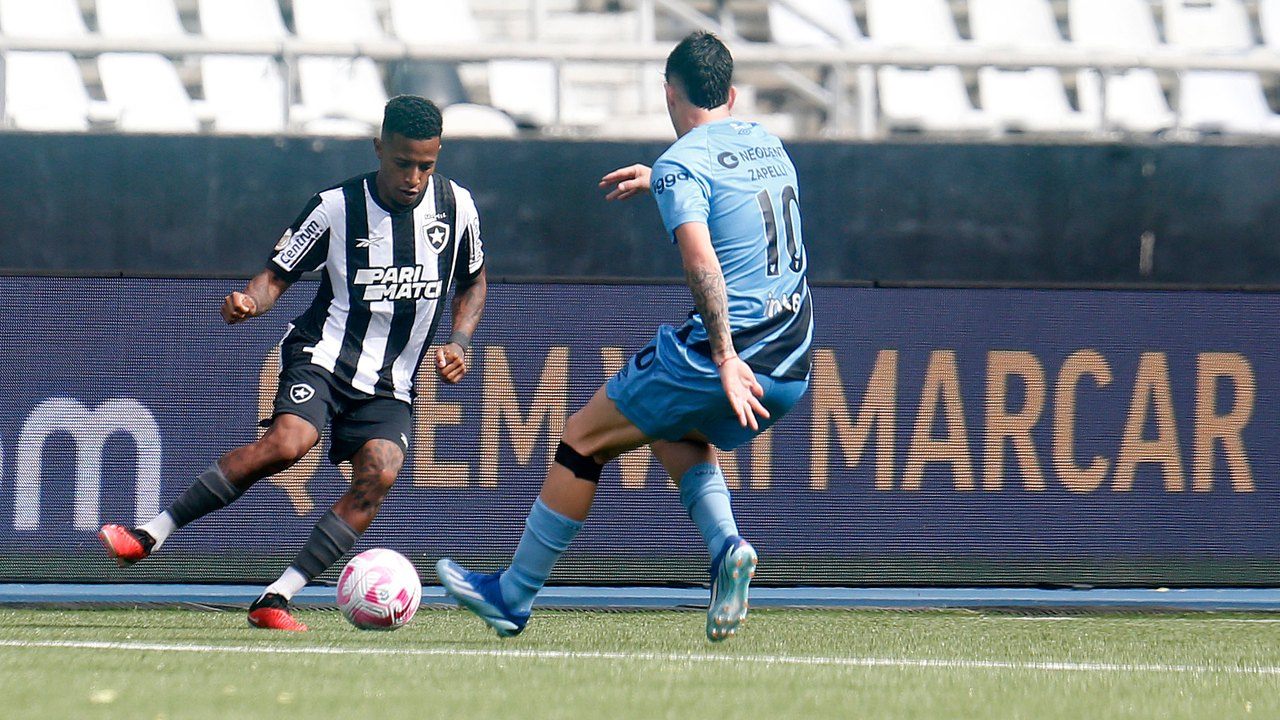 Em jogo de dois dias por falta de luz, líder Botafogo empata com Athletico-PR e mantém folga