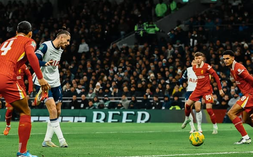 Tottenham bate Liverpool pela semifinal da Copa da Liga Inglesa em jogo com susto de Bentancur