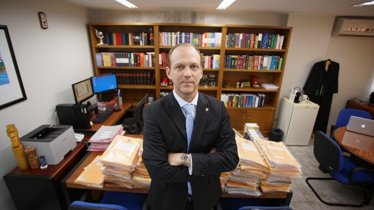 Juiz que mandou prender ex-ministro Milton Ribeiro é atacado