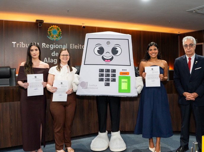 TRE/AL empossa três novas analistas judiciárias  aprovadas no Concurso Nacional Unificado