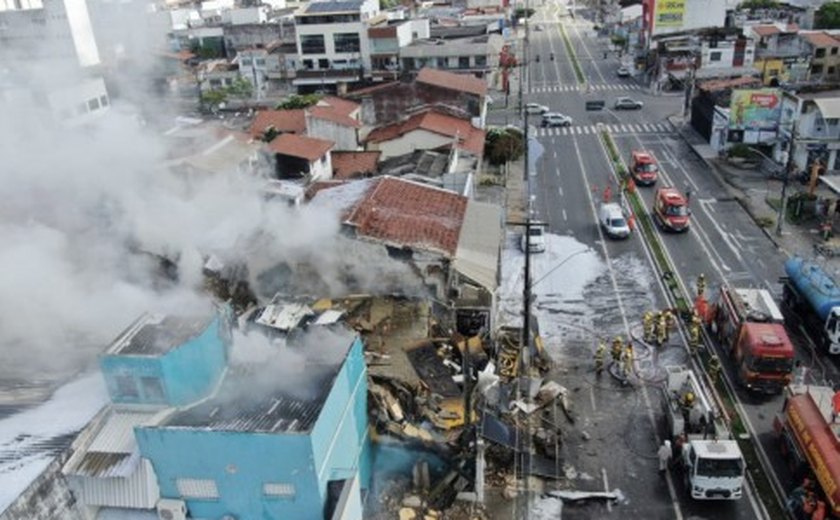 Bombeiros combate incêndio de grandes proporções em loja de eletrônicos em Aracaju
