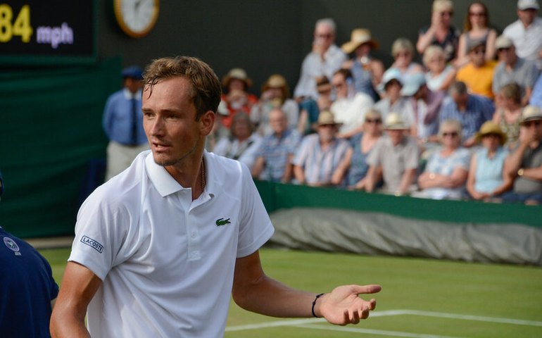 Maior favorito ao título, Daniil Medvedev supera estreia no Aberto da Austrália