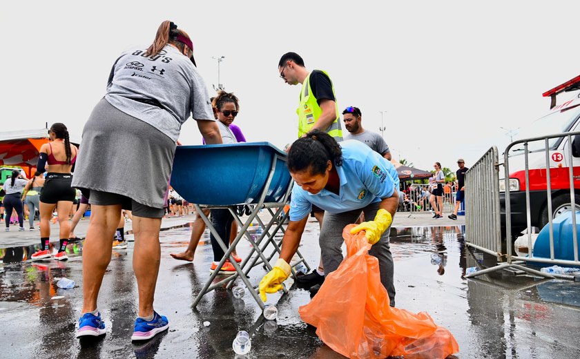 Cooperativa realiza coleta seletiva em evento de corrida na orla de Maceió