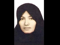 Segundo autoridades iranianas, ela também é condenada por assassinato.