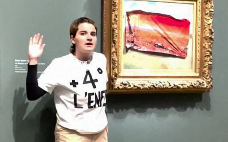 Ativista climática é presa em Paris após colar cartaz em pintura de Monet
