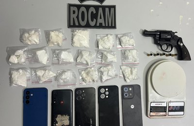 PM apreende uma arma, cerca de um quilo de drogas, seis celulares e uma motocicleta no interior de Alagoas