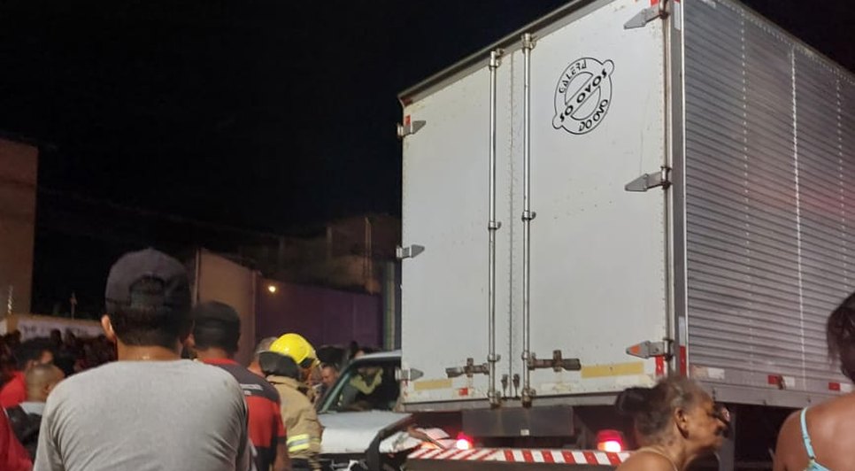 Acidente entre caminhão e caminhonete deixa homem morto em Aracaju