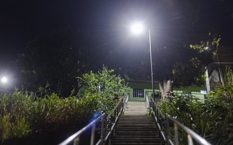 Iluminação em LED transforma rotina de comunidades em Maceió 