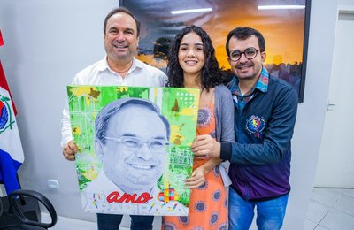 Jovem artista plástica arapiraquense doa quadro ao prefeito Luciano Barbosa