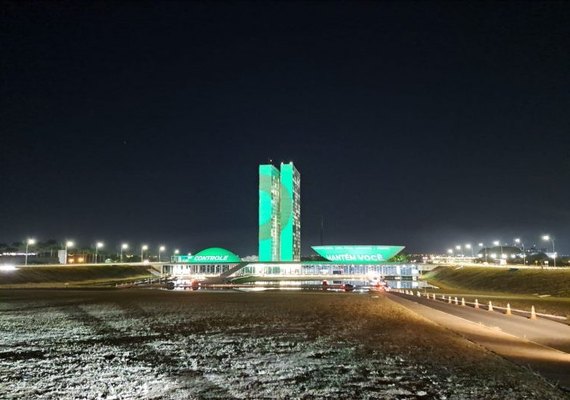 Congresso recebe iluminação verde e projeção de frases pelo Dia Mundial das Zoonoses