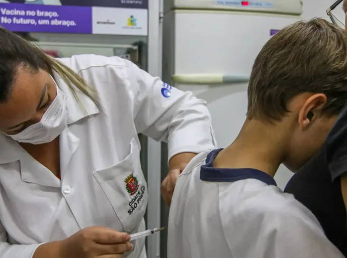Vacina contra HPV reduz em 58% casos de câncer de colo de útero
