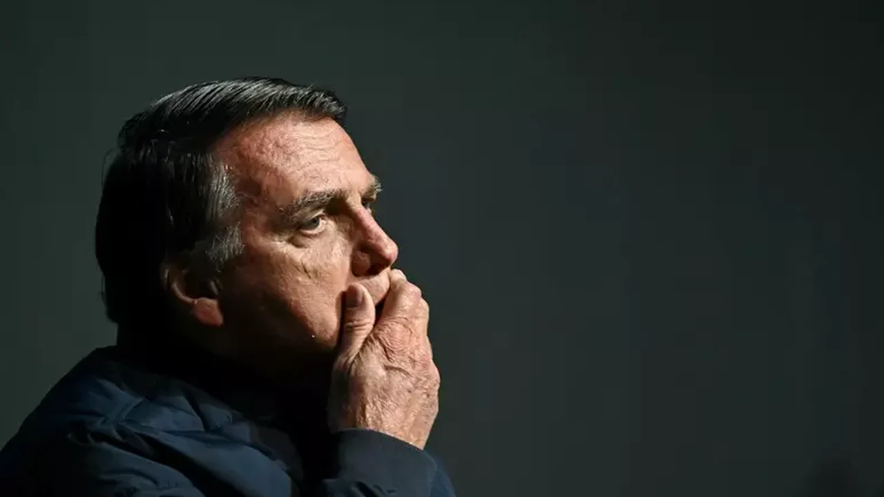 Cirurgia de Bolsonaro é realizada com sucesso e sem complicações