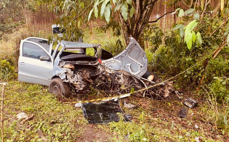 Condutor fica preso às ferragens em acidente na BR-101, em São Sebastião