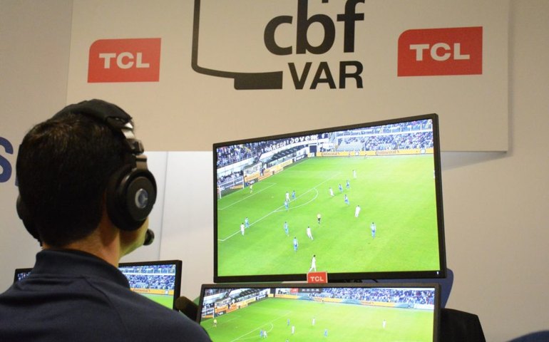 Decisões do VAR não são tomadas só por uma pessoa, como disse técnico do Vasco; saiba como é o processo 