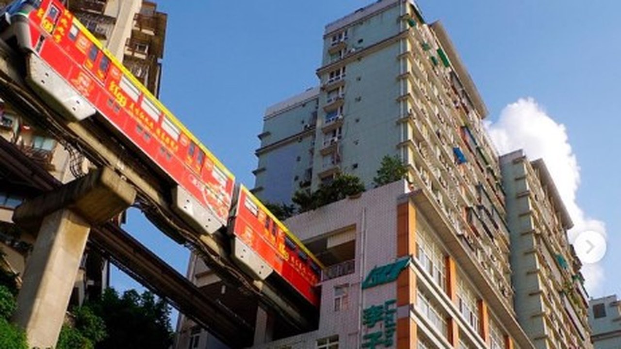Estação ferroviária chinesa Chongqing Caiyuanba, de 70 anos, desmorona espetacularmente na história