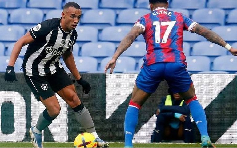 Botafogo empata com Crystal Palace em dia de festa e ovação a Textor em Londres