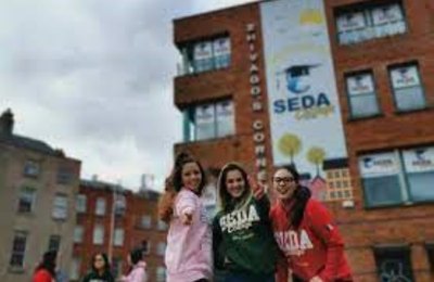 Escola Irlandesa oferece 100 bolsas de intercâmbio para brasileiros estudarem e trabalharem na Europa