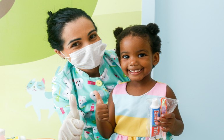 Secretaria da Primeira Infância leva atendimentos odontológicos para Creche Cria no Benedito Bentes