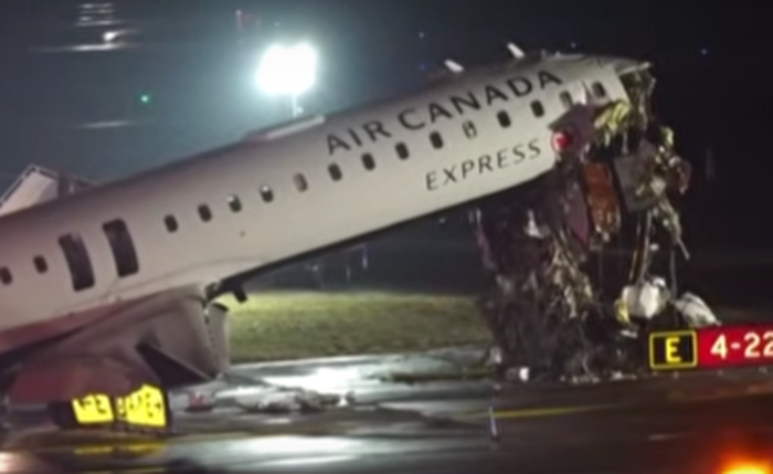 Um avião da companhia aérea Air Canada Express se chocou com um caminhão no Aeroporto LaGuardia