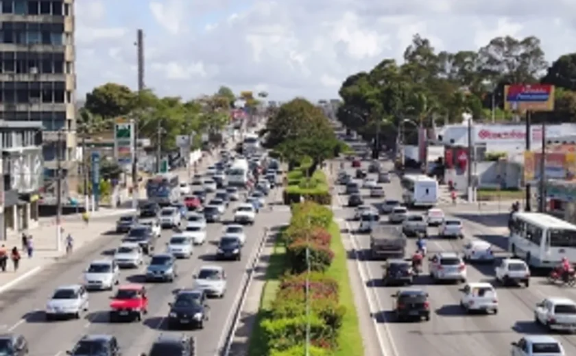 Carro invade canteiro central da Fernandes Lima