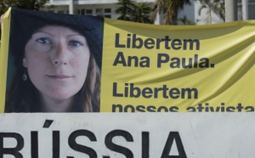Ativista brasileira do Greenpeace já pode voltar para casa