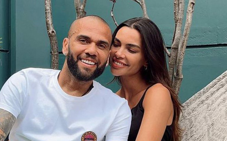 Mulher de Daniel Alves indica fim de casamento: ‘Eu o amo, mas amo mais a mim’