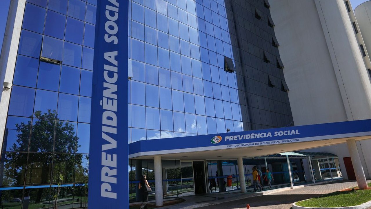 Fila do INSS cai ao menor nível em 21 meses, com 1,8 milhão de pedidos