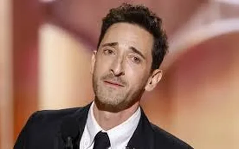 Adrien Brody estreia em Nova York peça sobre ex-detento que, mesmo inocente, passou 21 anos no corredor da morte