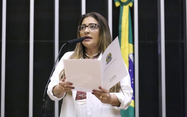 Comissão aprova projeto que amplia prazo para gestantes concluírem habilitação