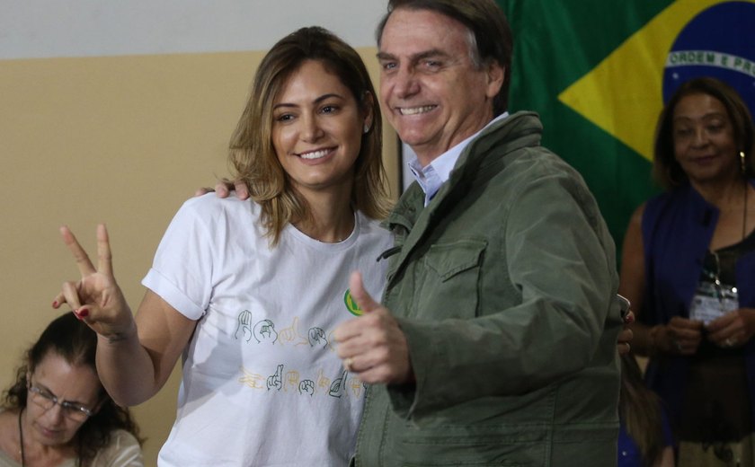 Cheque a Michelle é parte de dívida, diz Bolsonaro